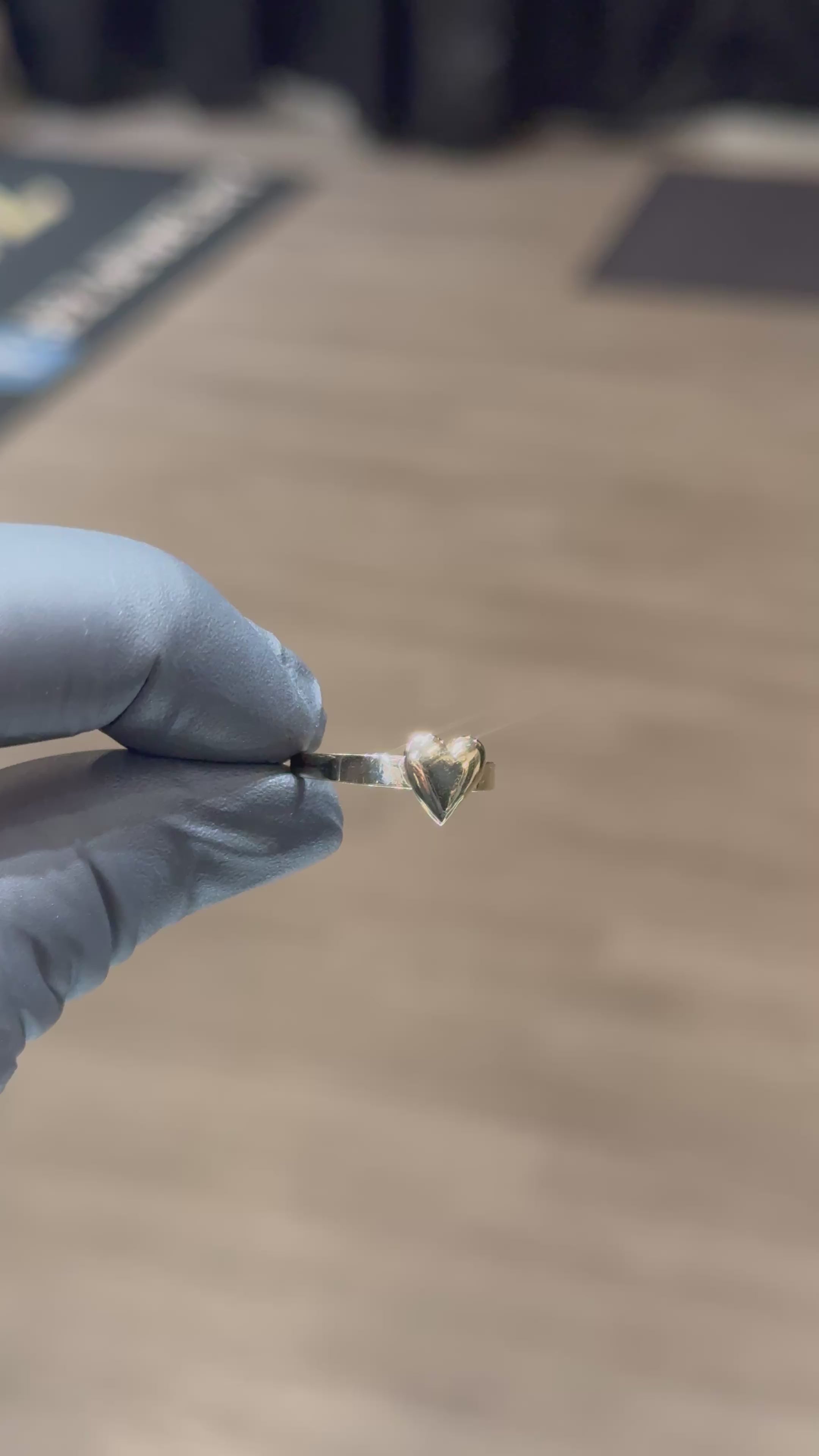 Load video: 10k Plain Heart Ring