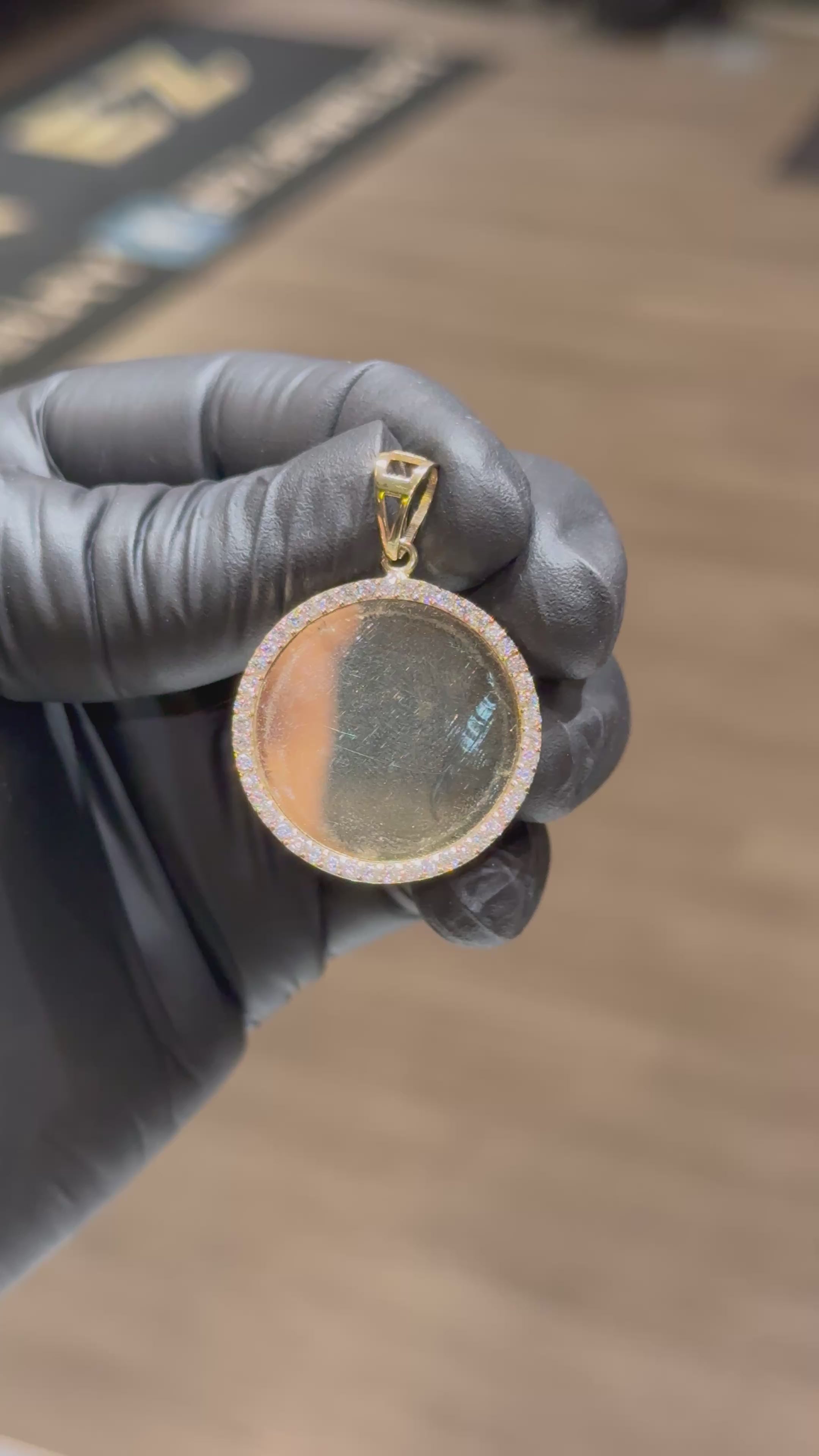 10k Circle Crystal Memory Pendant