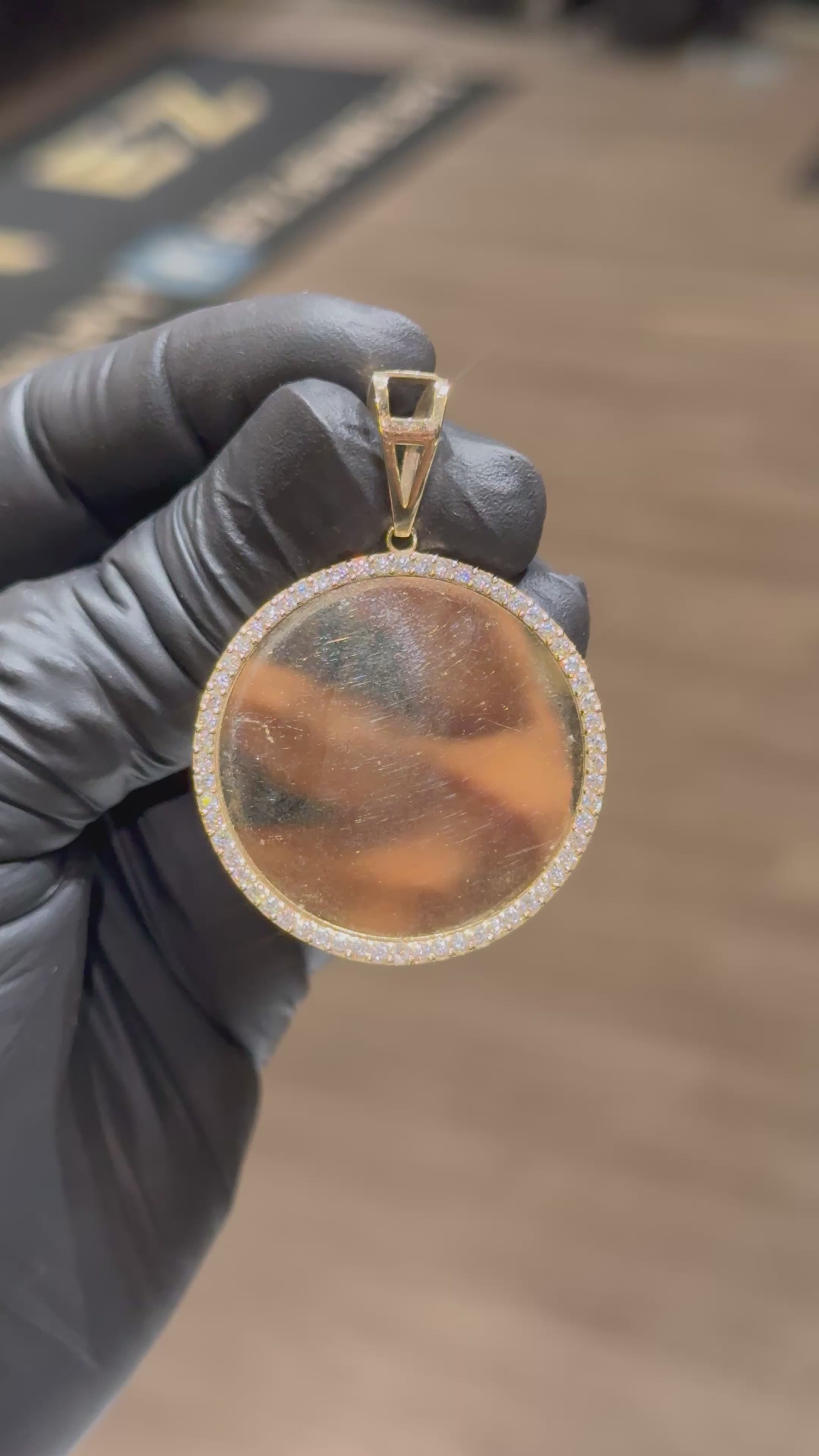 10k Circle Crystal Memory Pendant