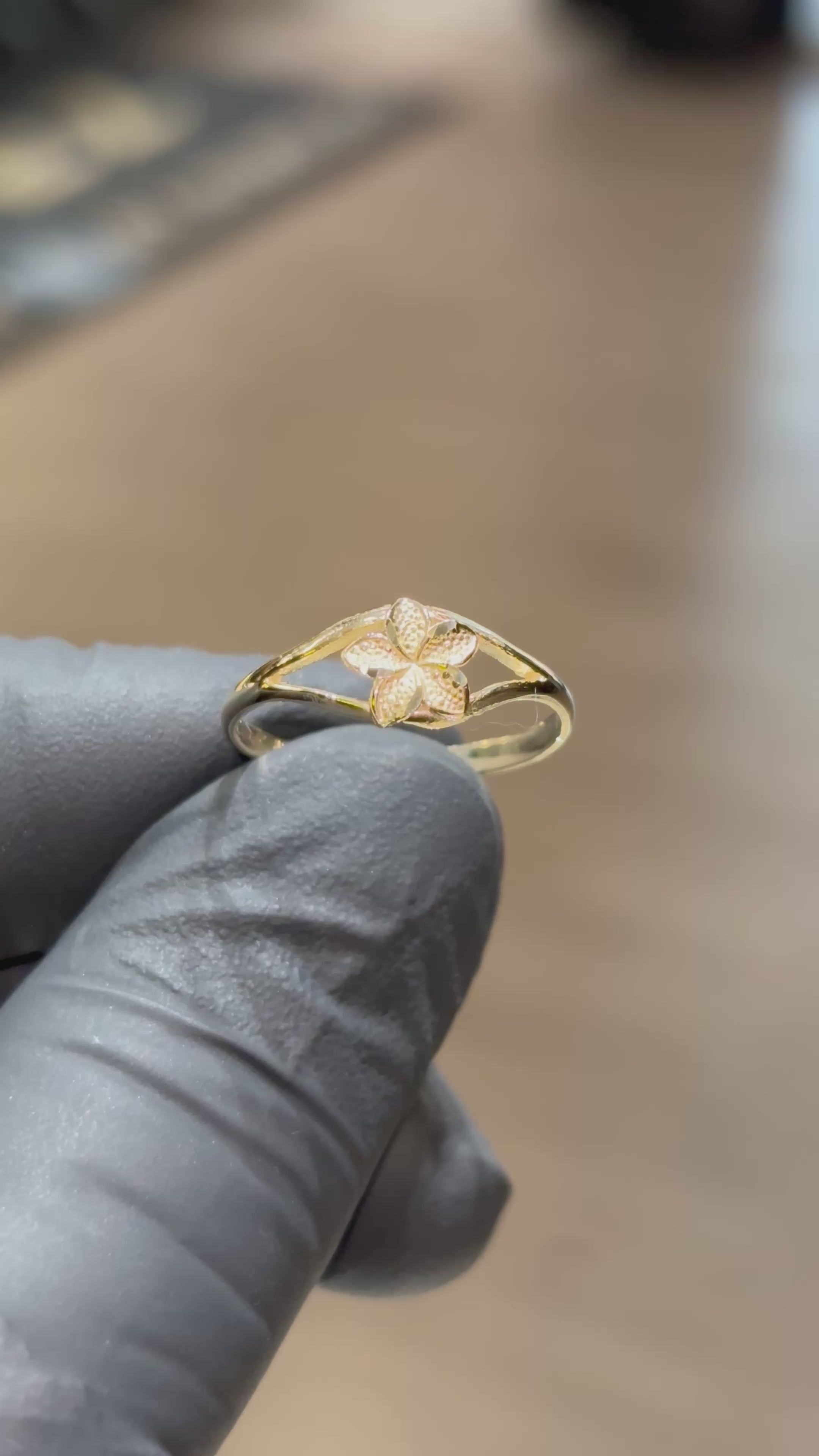10k Hibiscus Ring with Split Band