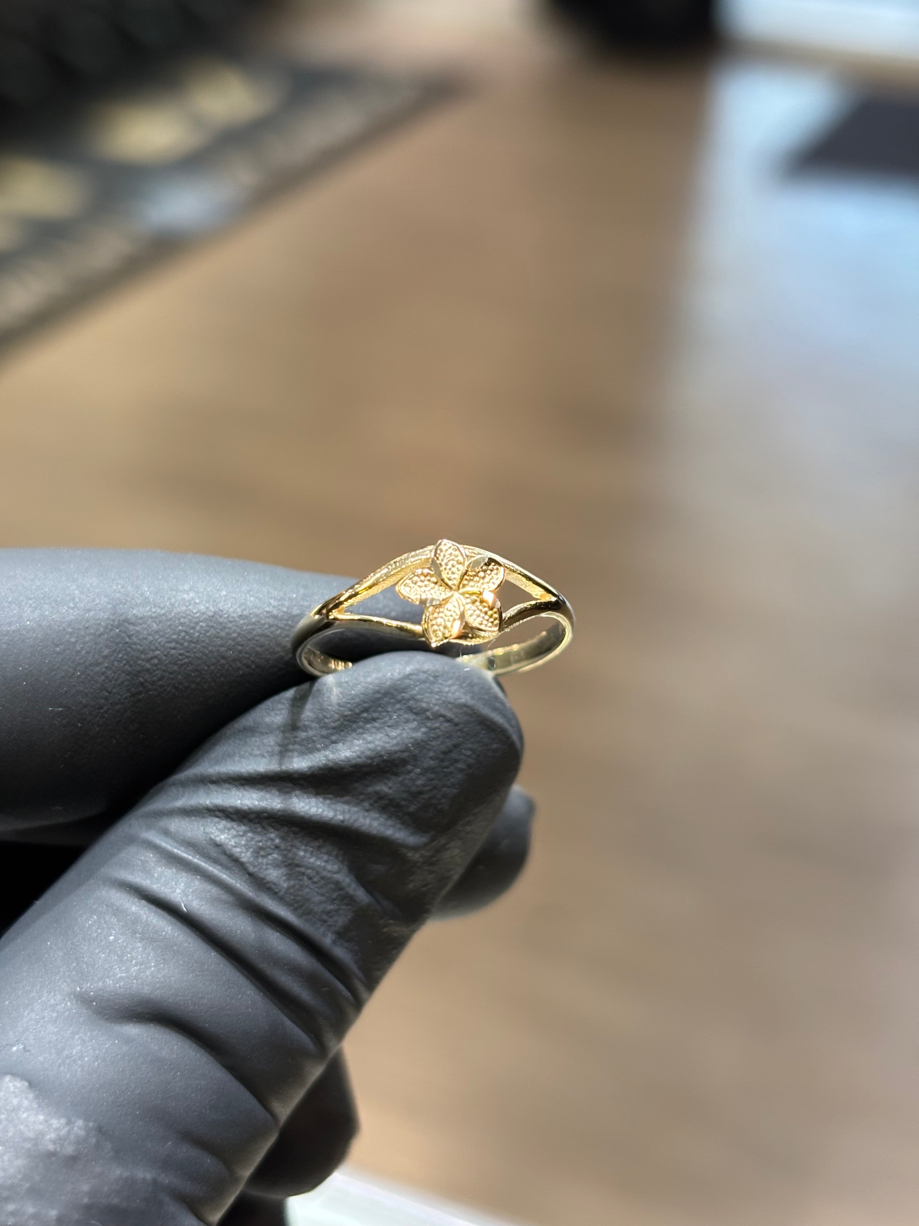 10k Hibiscus Ring with Split Band
