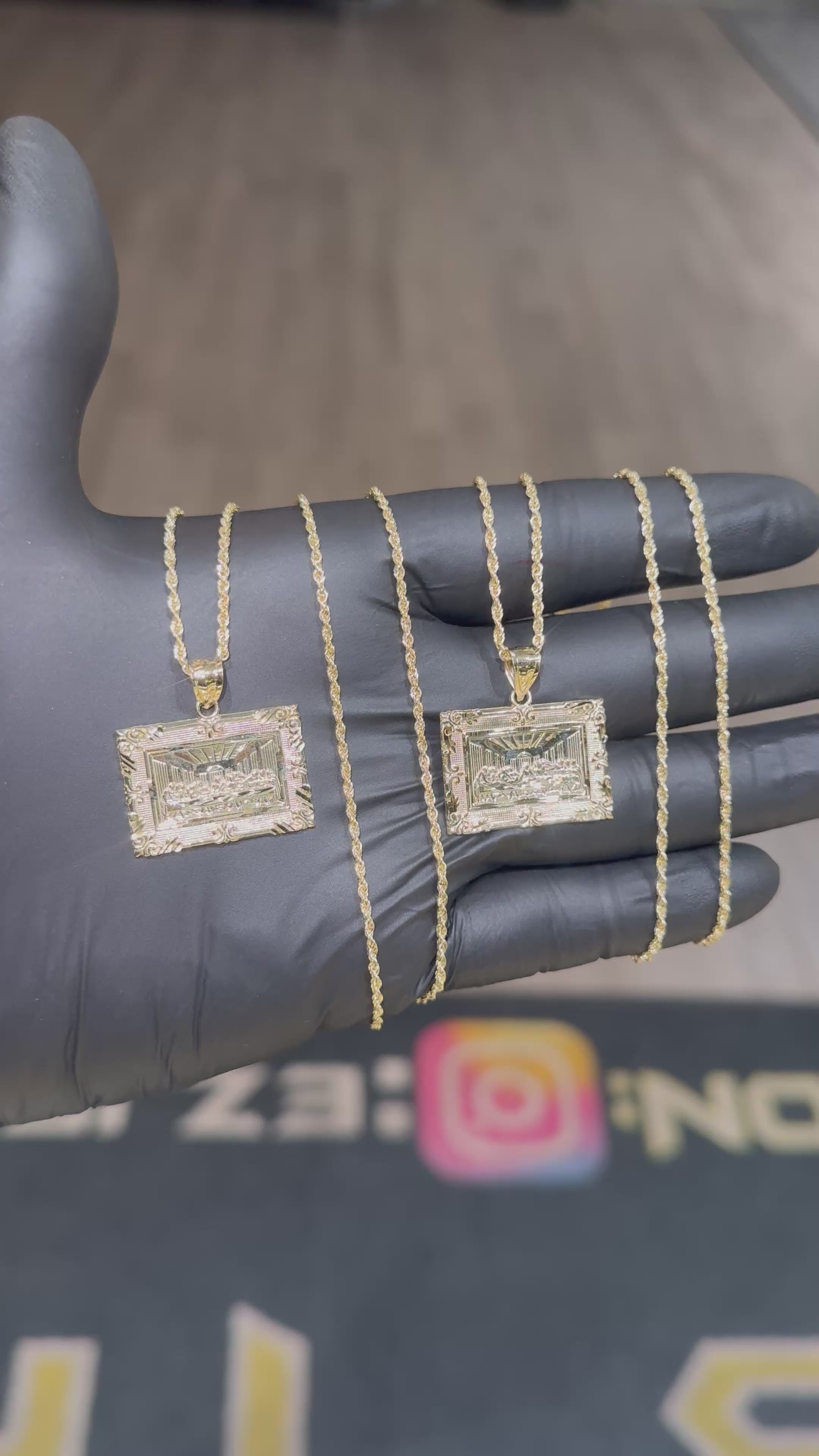 Load video: 10k Medium Bordered Last Supper Chain Set