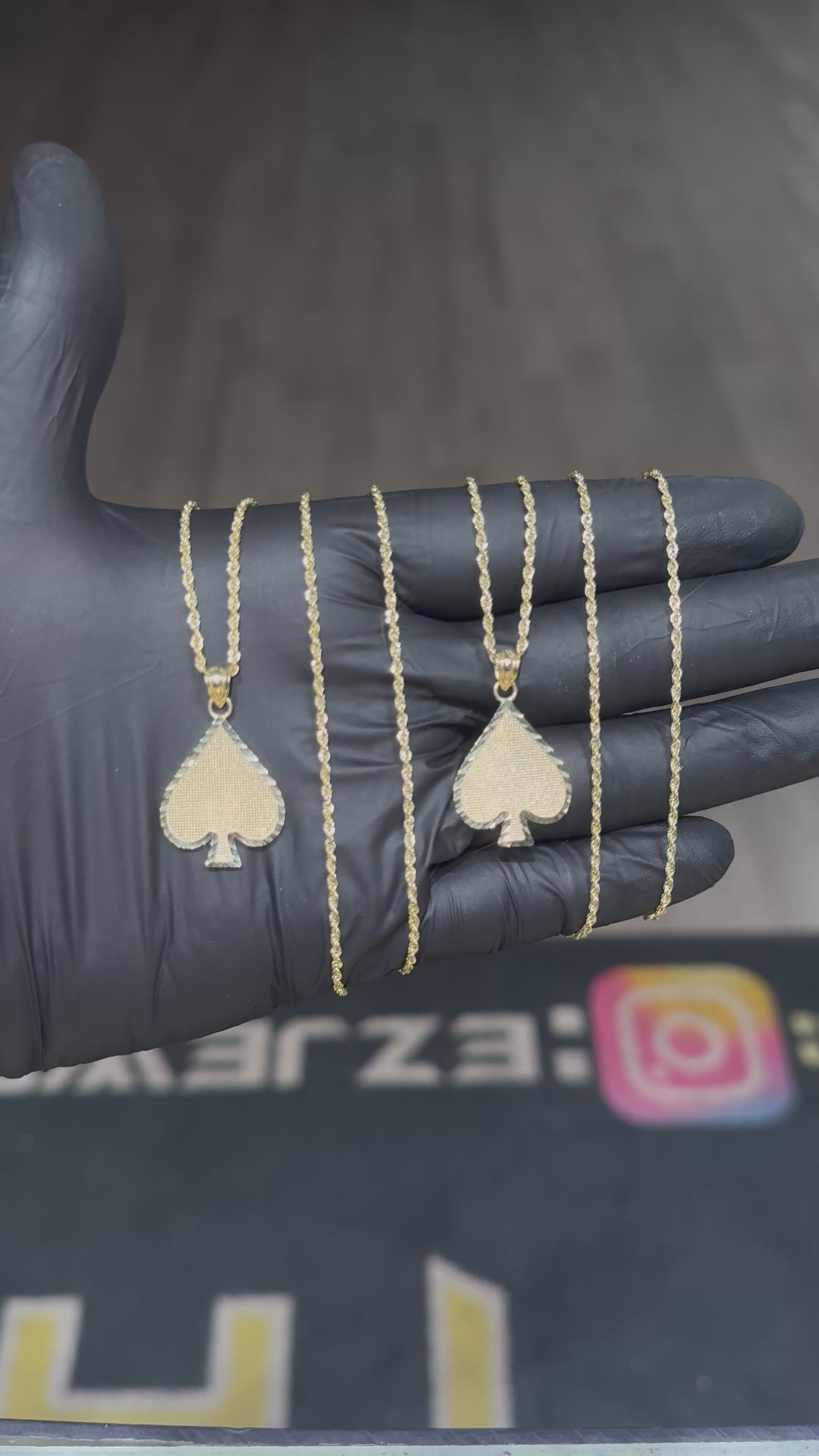 Load video: 10k Medium Spade Chain Set