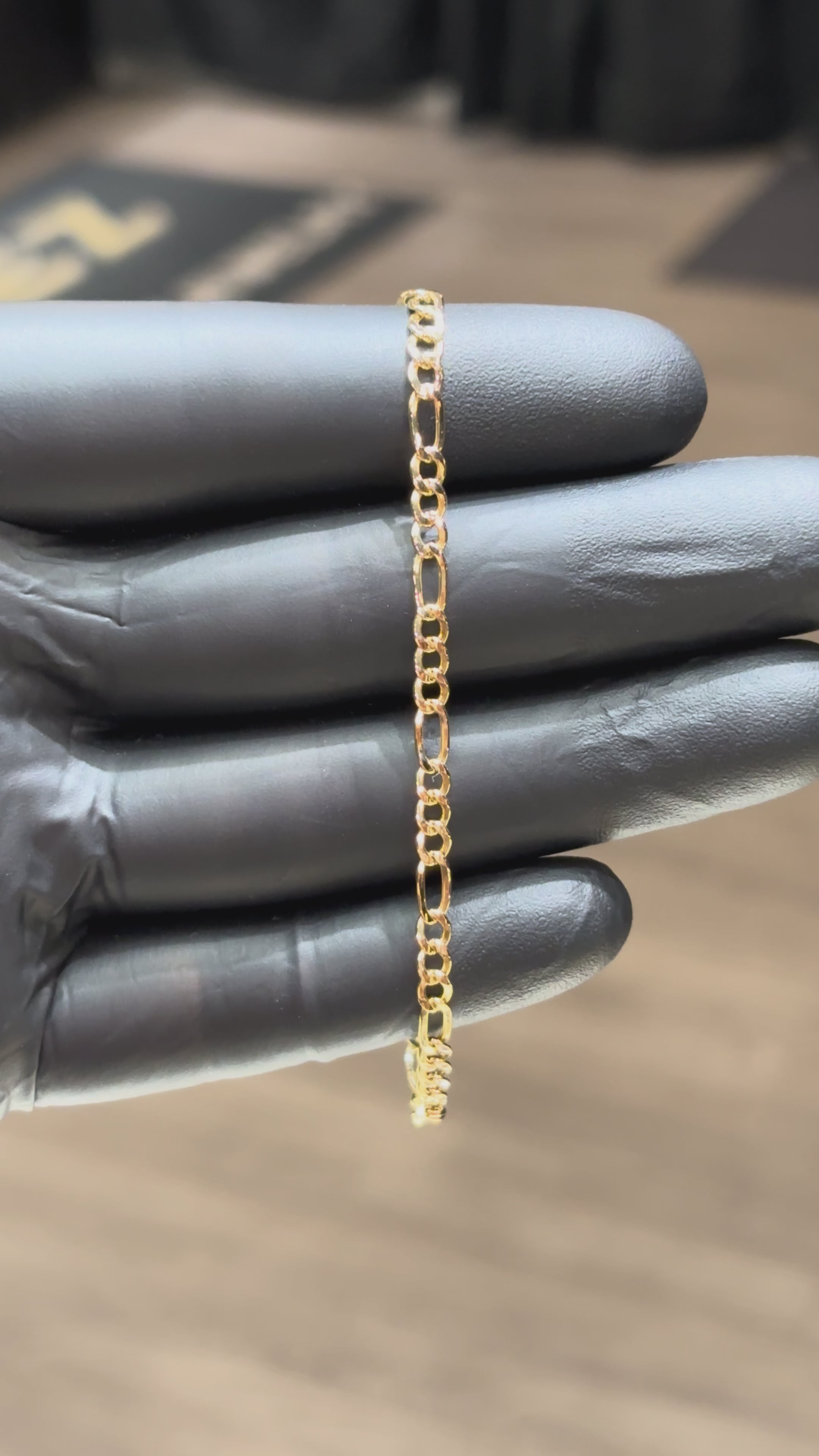 Load video: 10k 3.4mm Figaro Bracelet