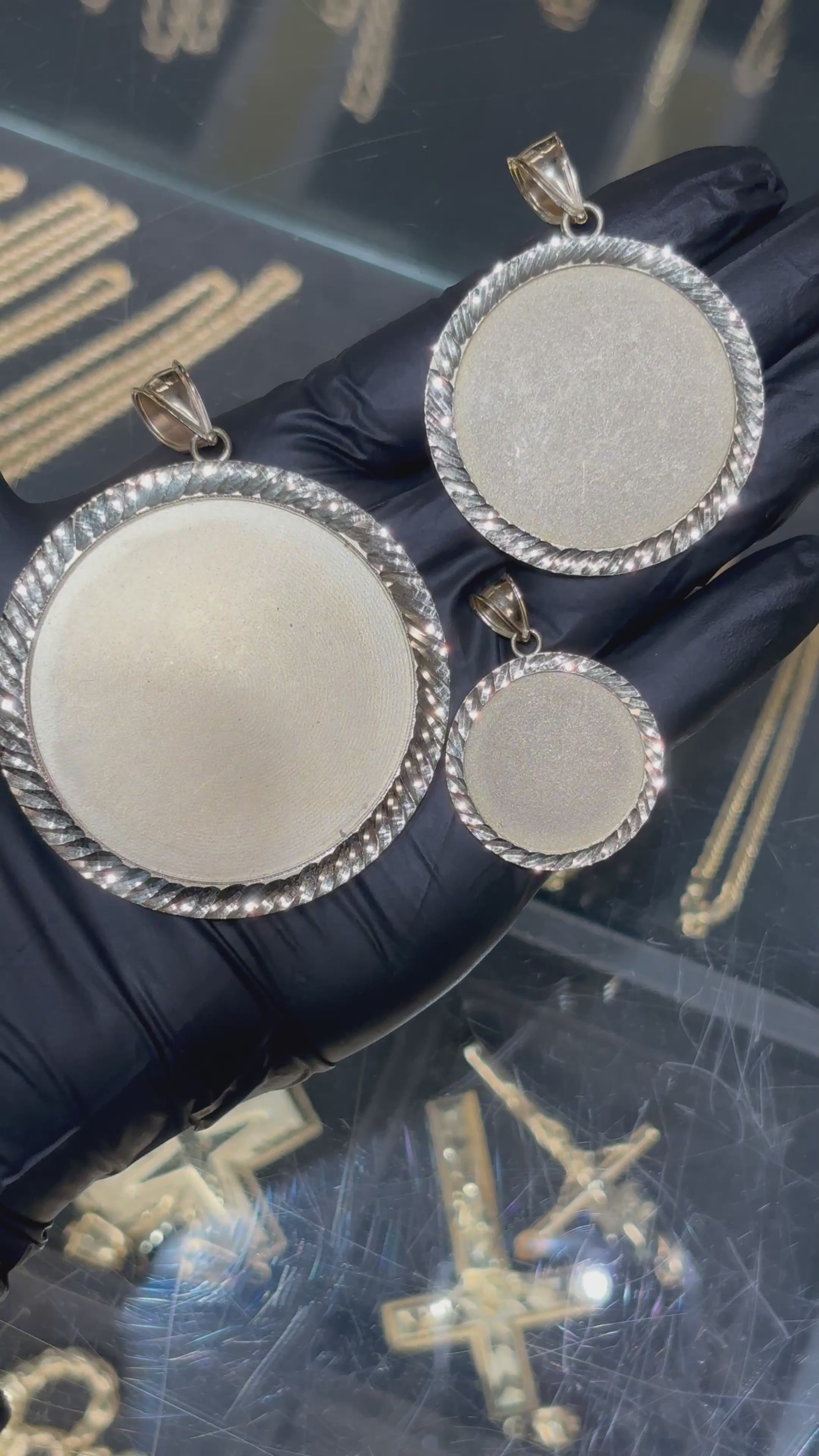 Load video: 10k Circle Diamond Cut Memory Pendant