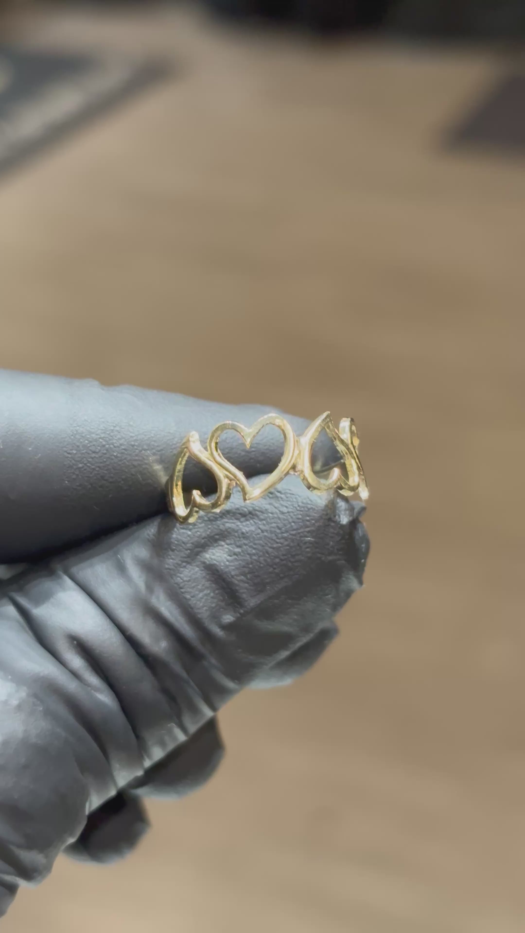 Load video: 10k Patterned Open Heart Link Ring