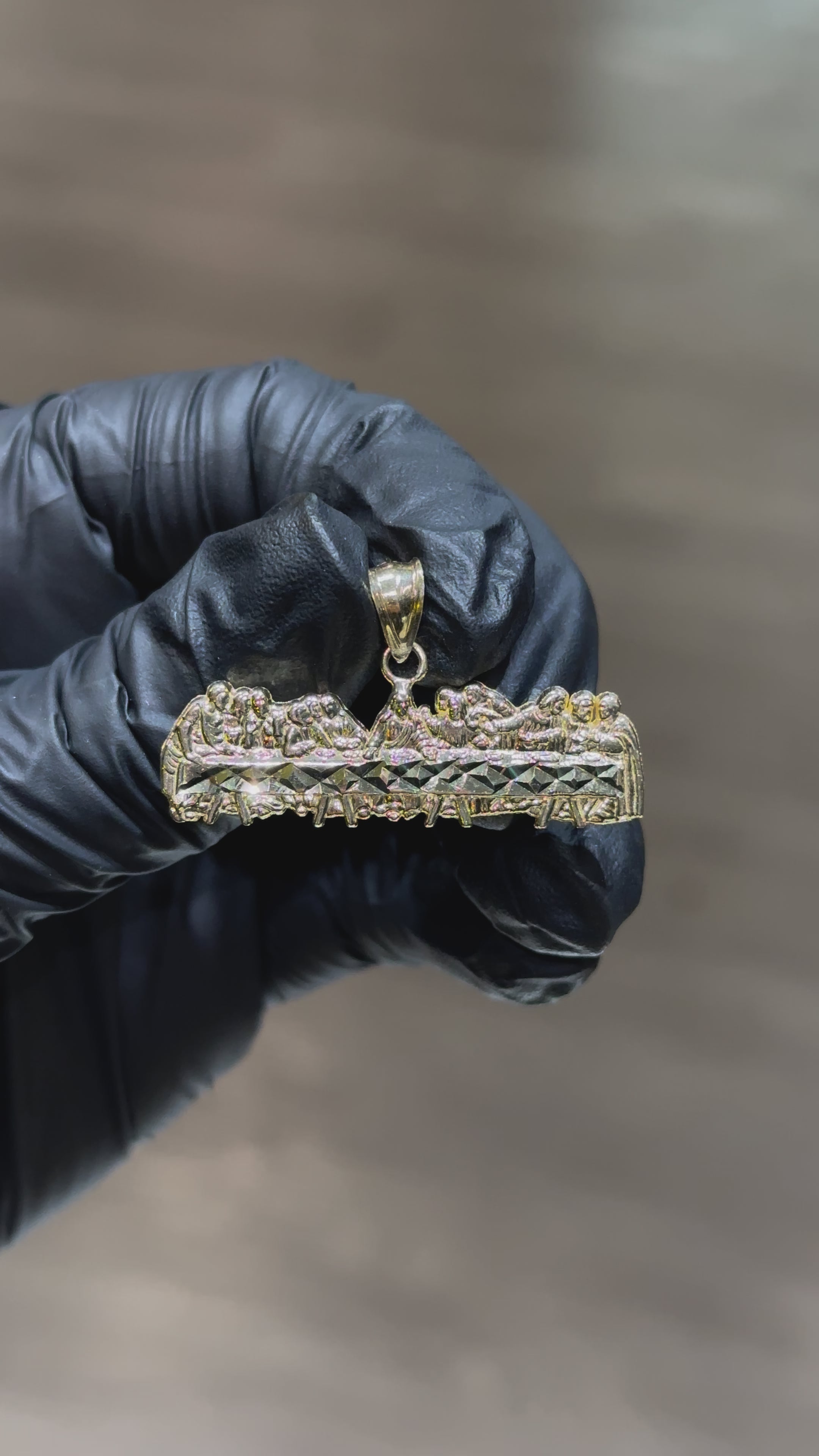 Load video: 10k Outlined Last Supper Pendant