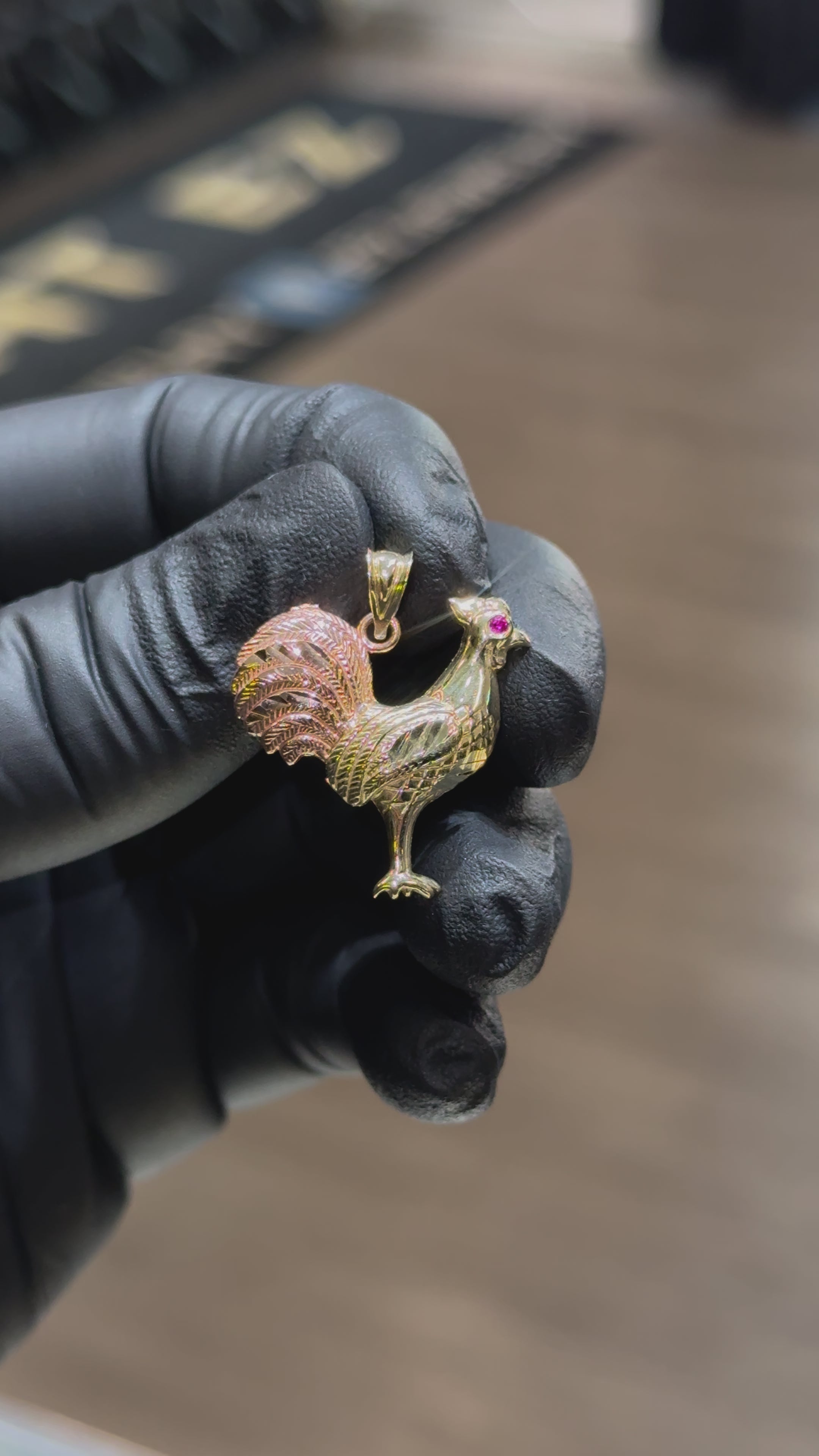 Load video: 10k El Gallo Pendant