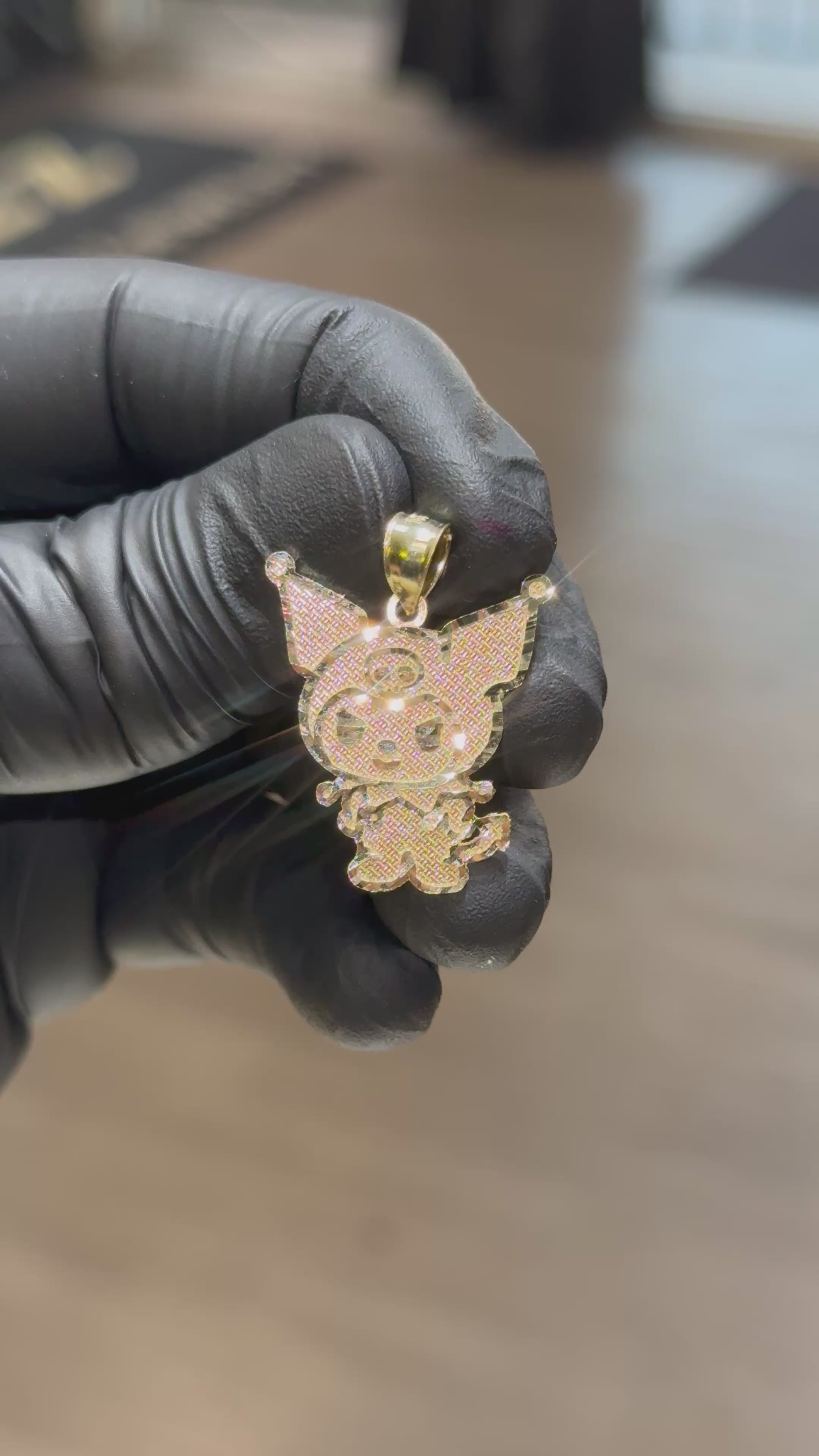 Load video: 10k Kuromi Pendant