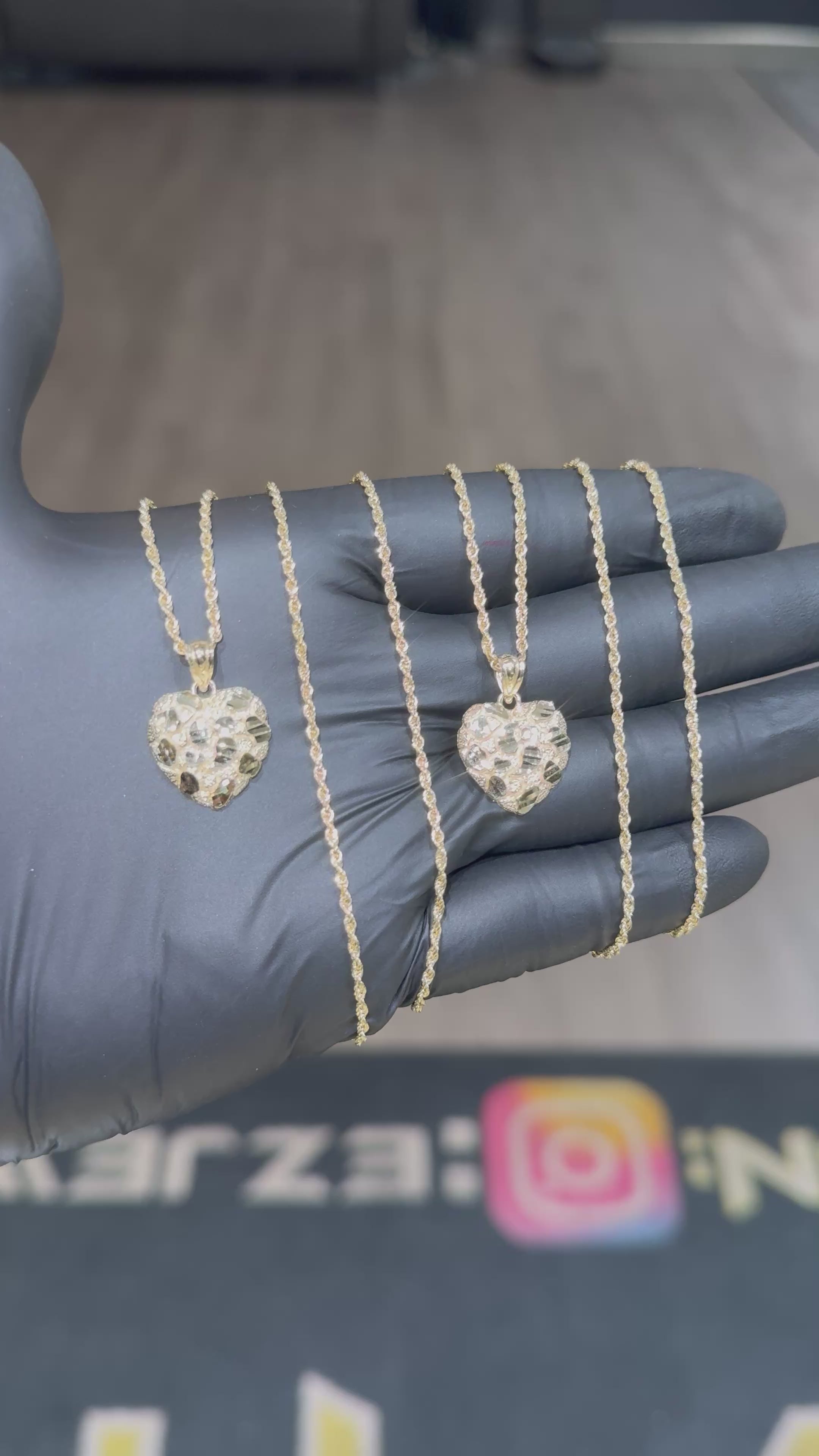 Load video: 10k Medium Heart Nugget Heart Chain Set
