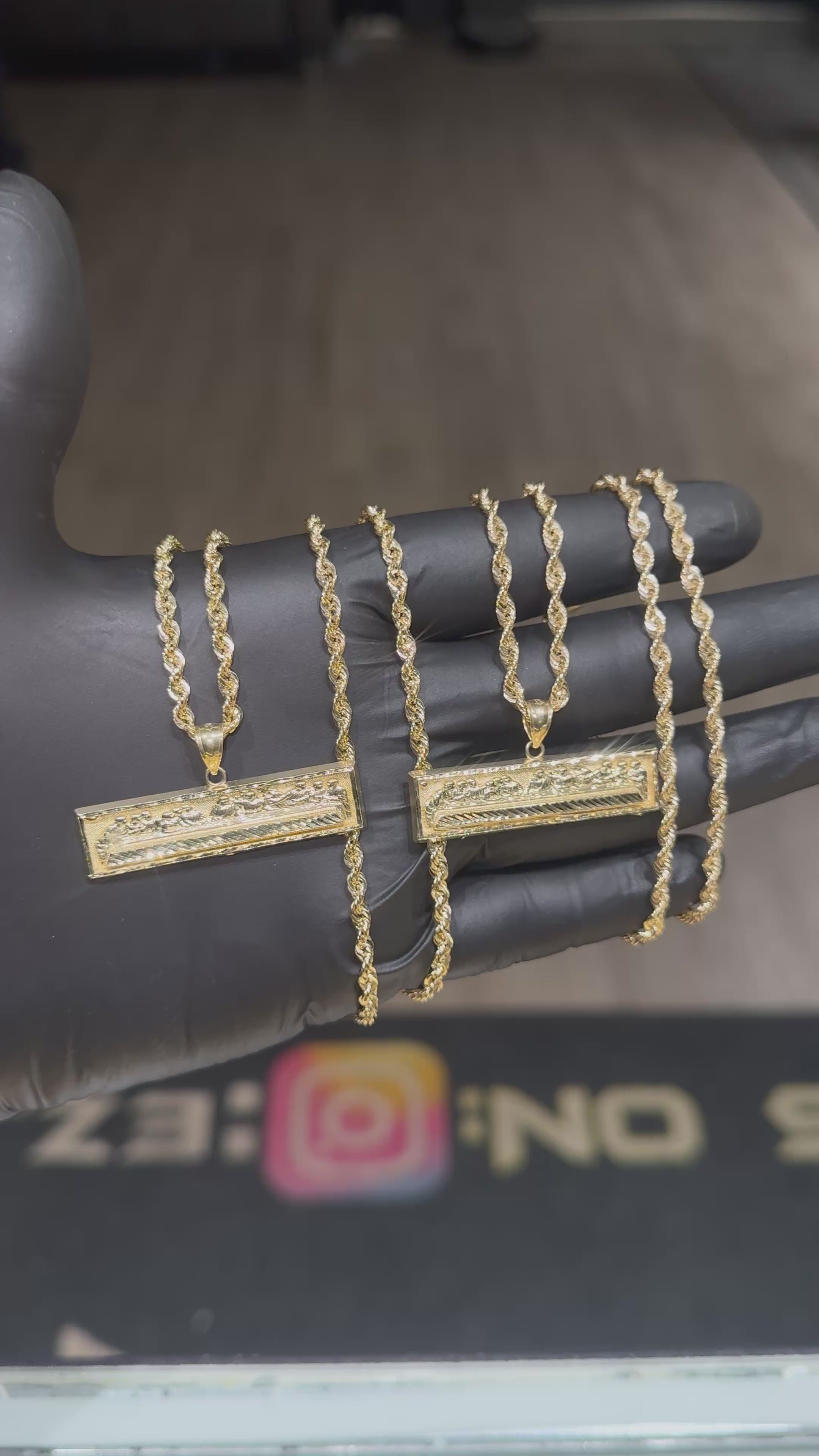 Load video: 10k Medium Diamond Cut Last Supper Chain Set