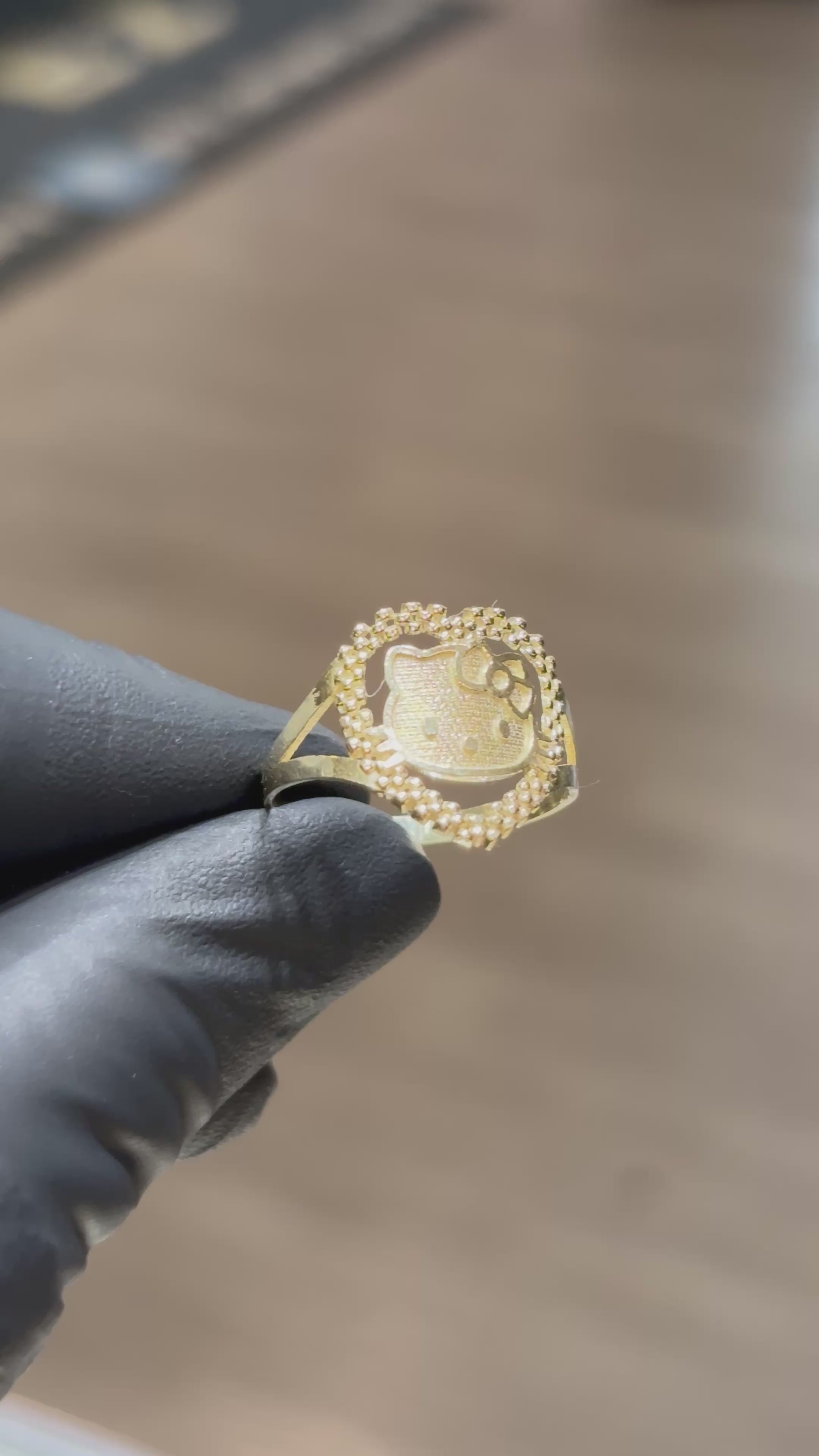 Load video: 10k Medium Rolex Heart Hello Kitty Ring