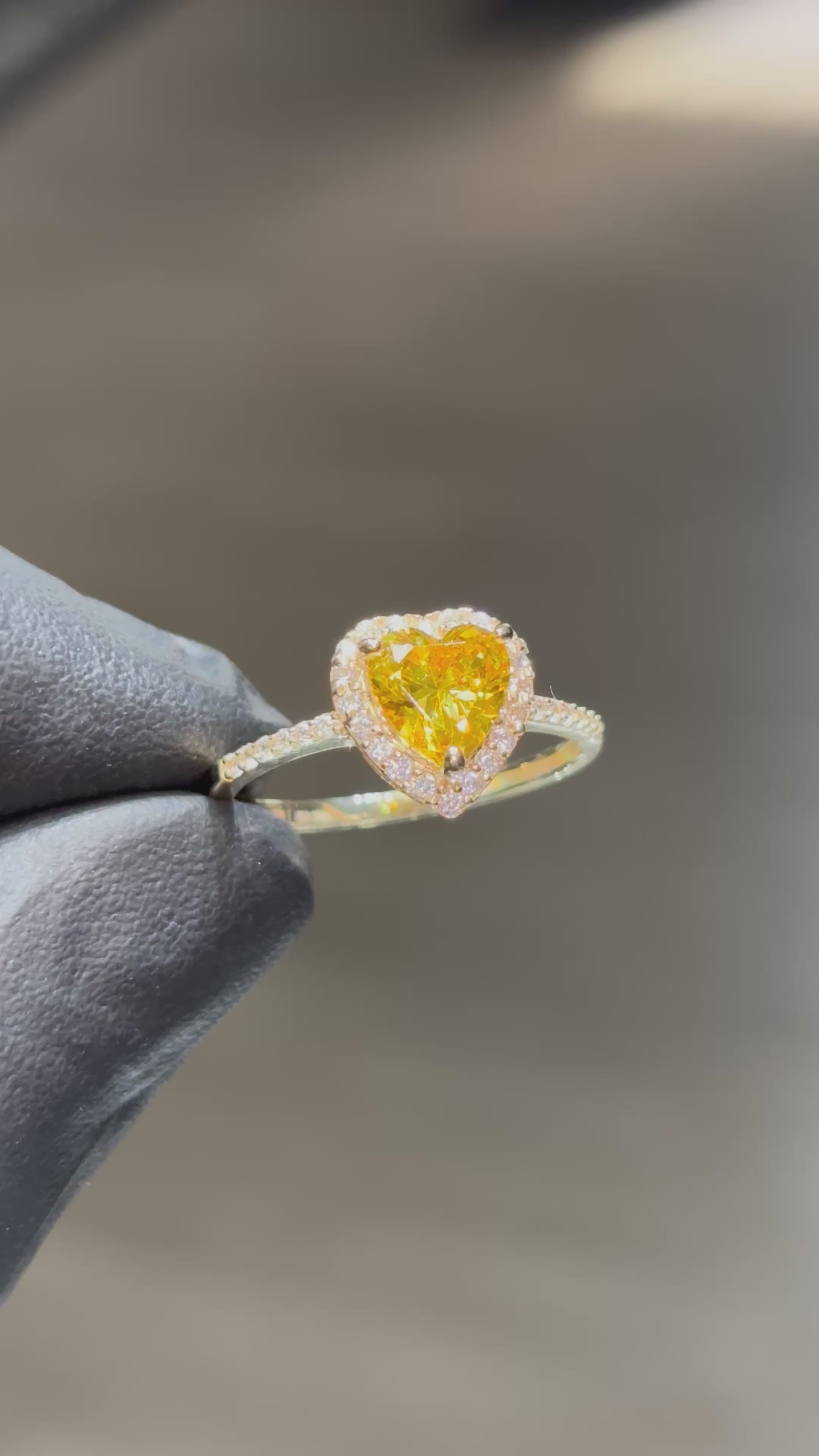 Load video: 10k November Birthstone Ring