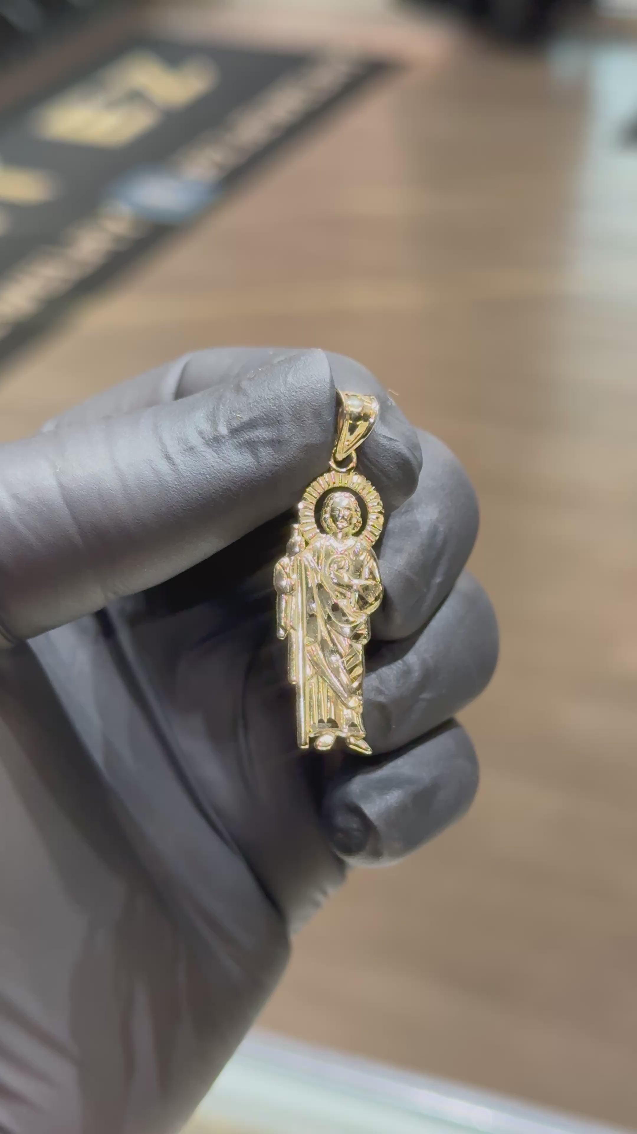 Load video: 10k San Judas Pendant