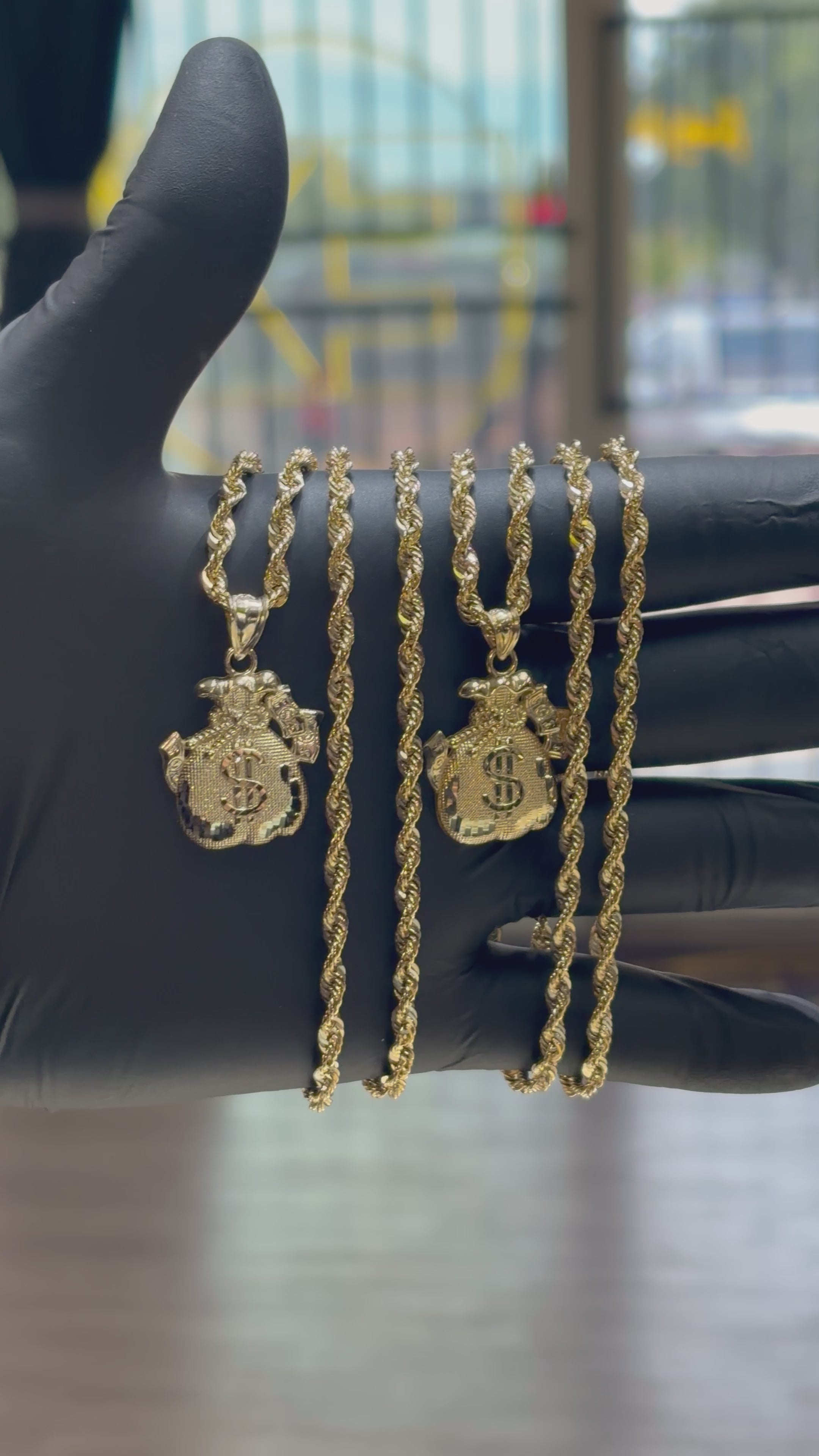 Load video: 10k Medium Moneybag Chain Set