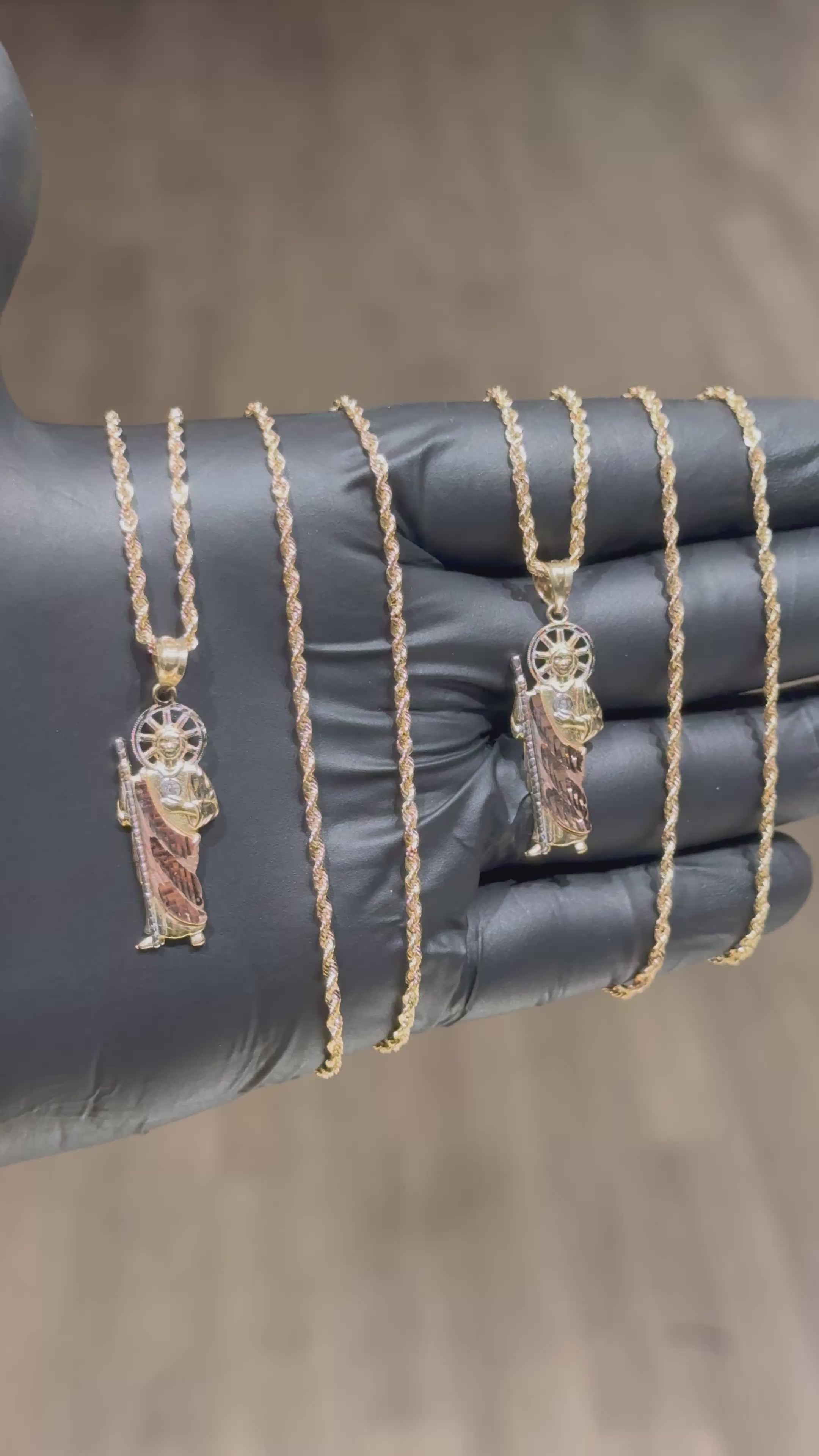 Load video: 10k Small Tri-Tone San Judas Chain Set