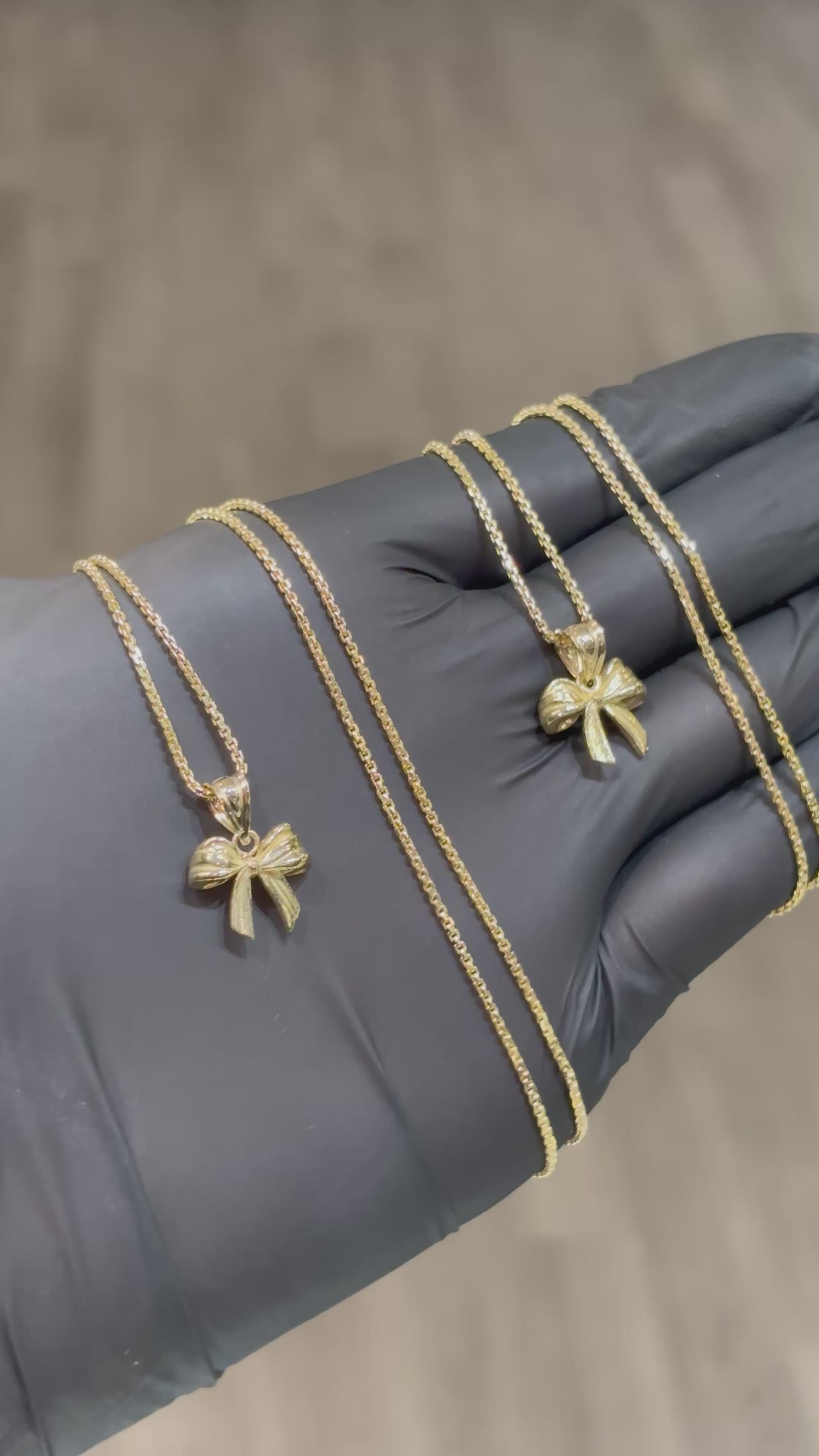 Load video: 10k Small Bow Chain Set