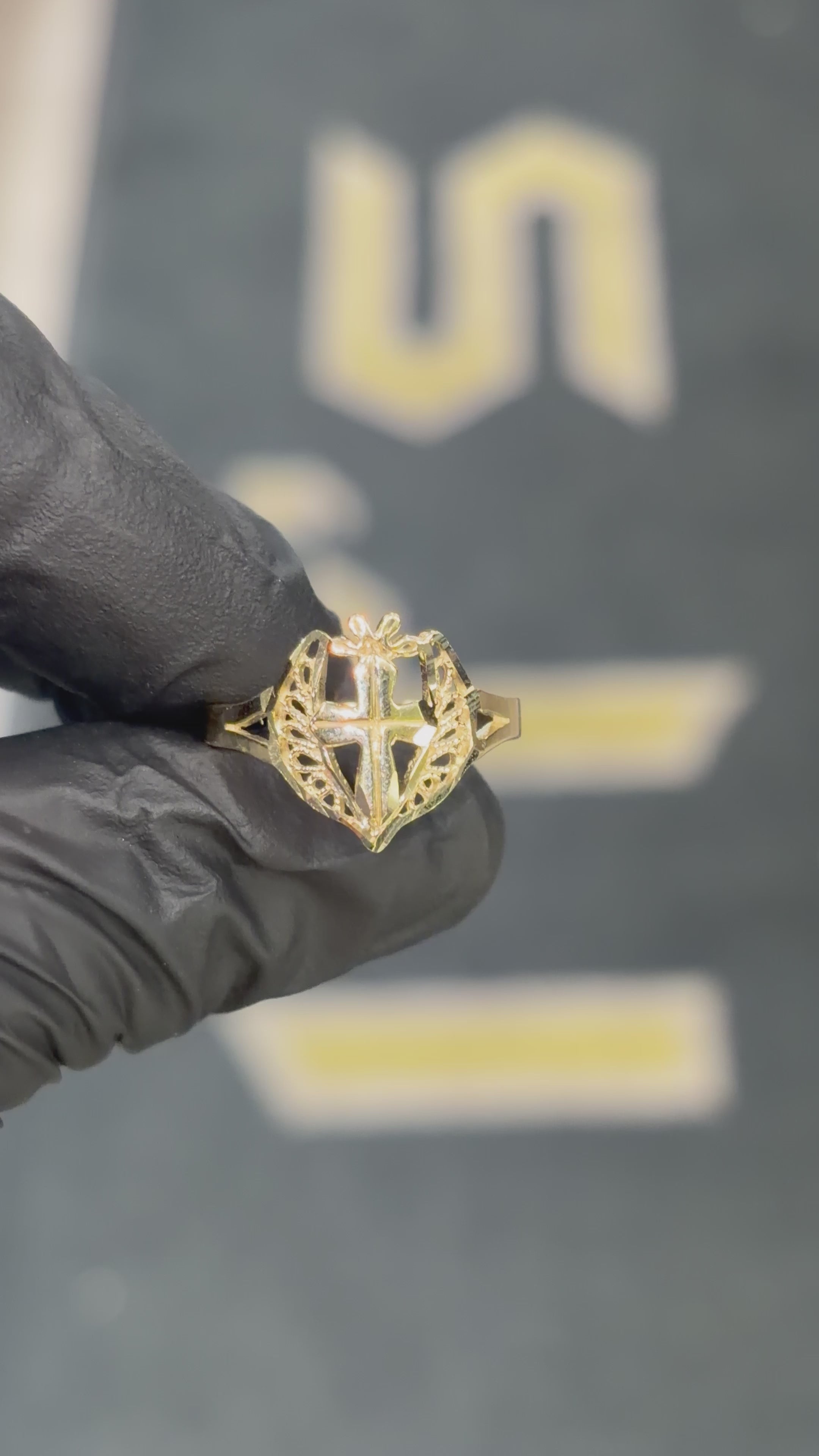 Load video: 10k Vintage Shield Cross Ring