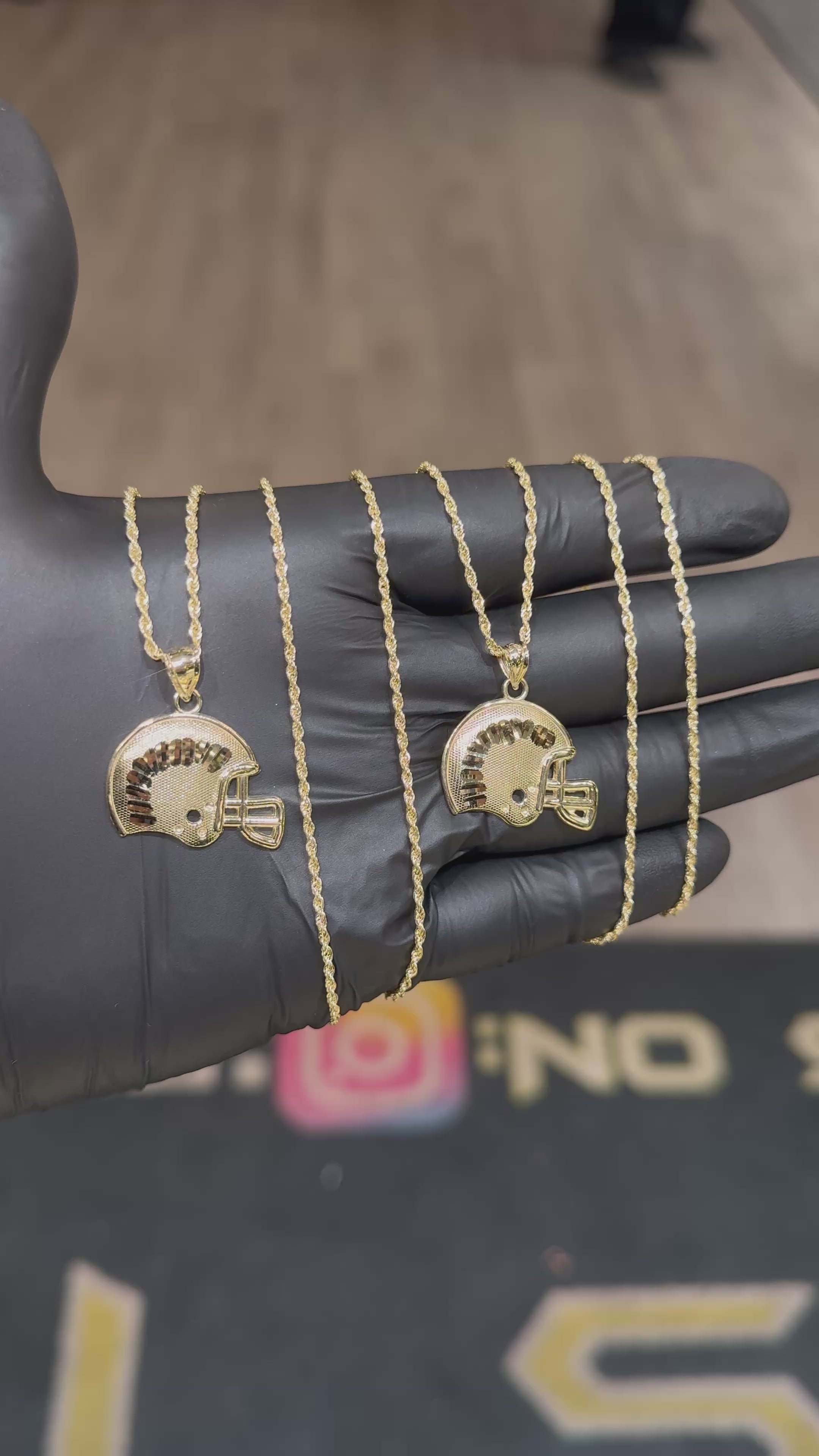Load video: 10k Medium Football Helmet Chain Set