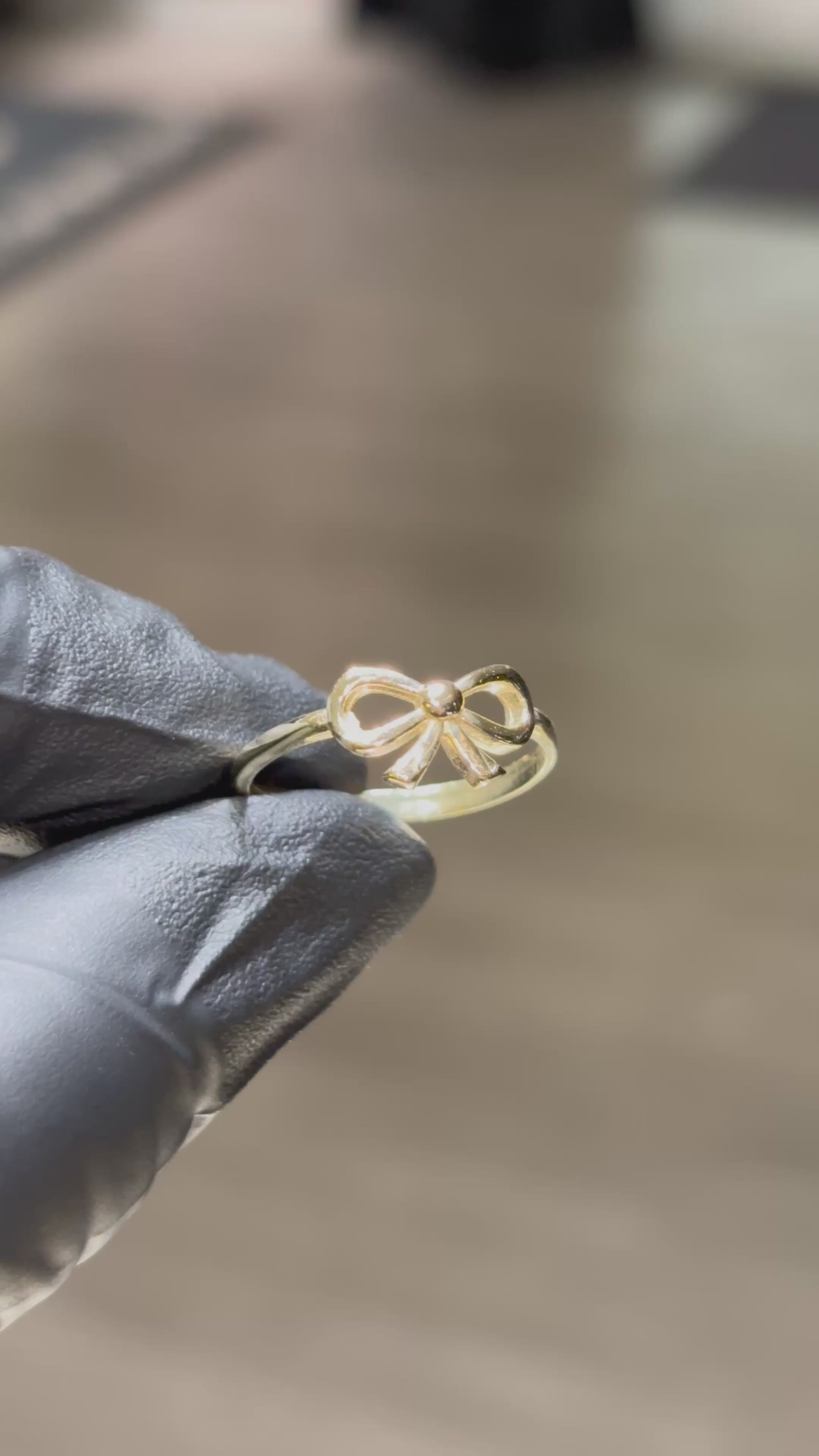 Load video: 10k Bow Band Ring