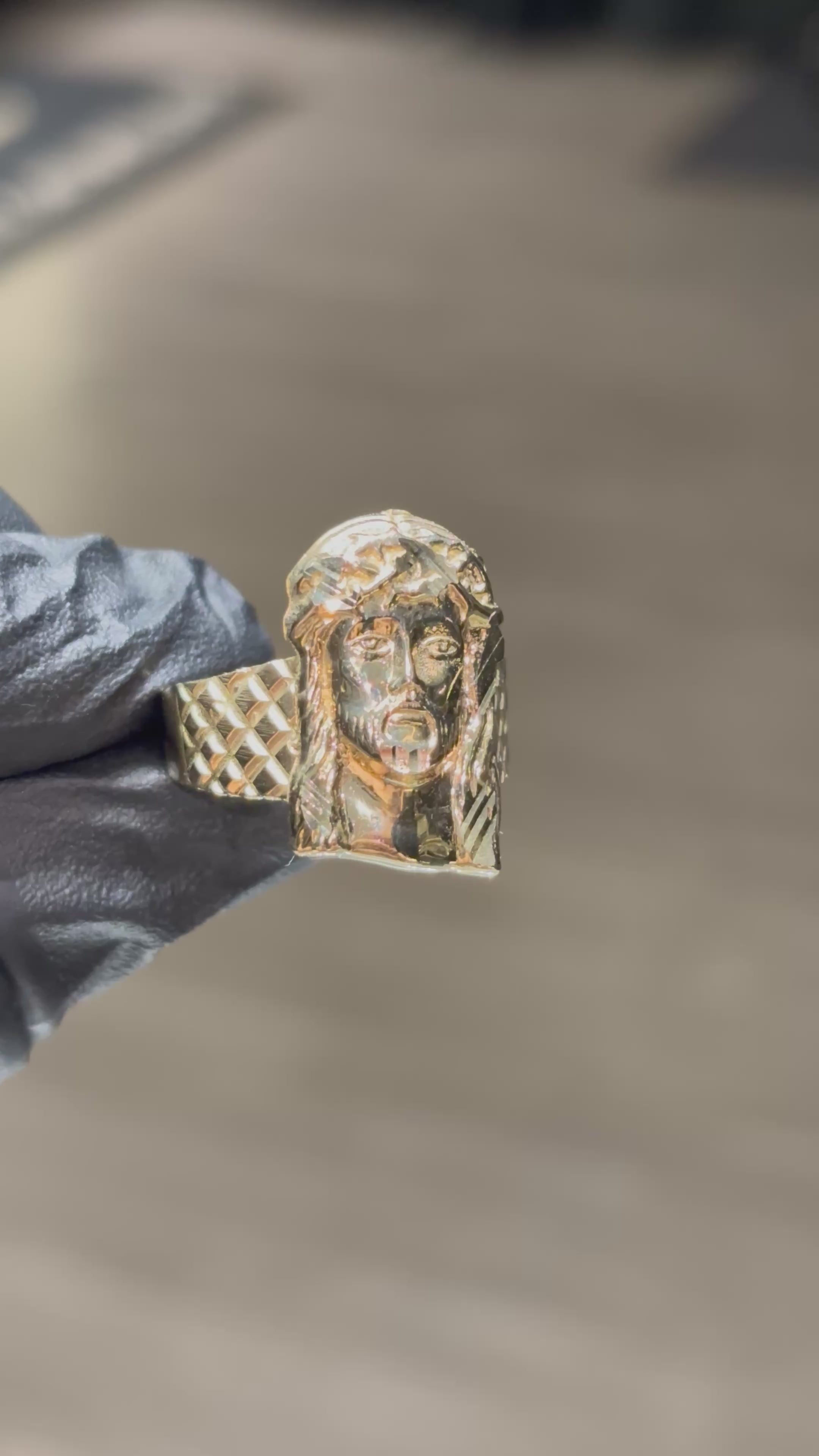 Load video: 10k Jesus Face Ring