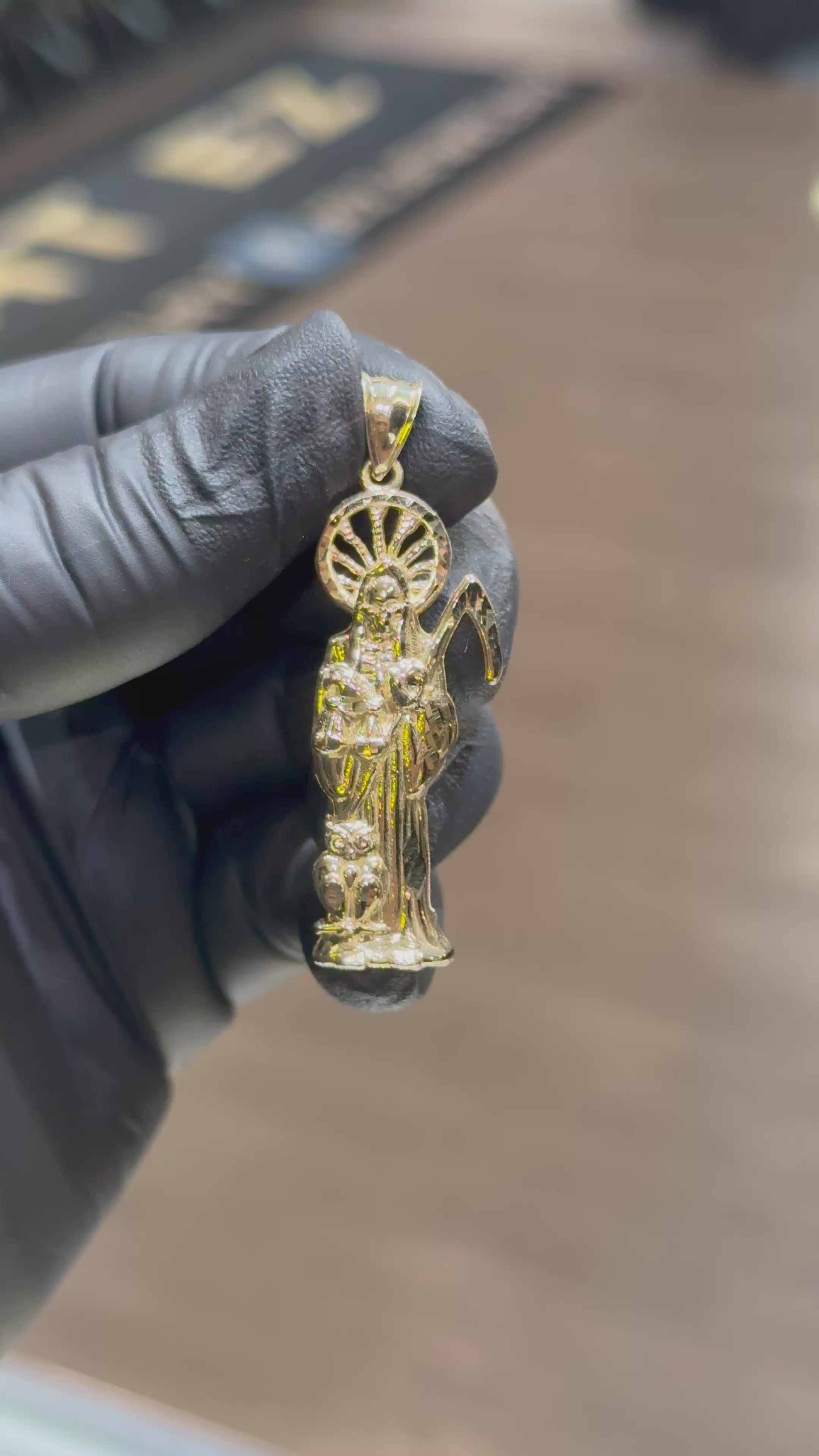 Load video: 10k Santa Muerte Pendant