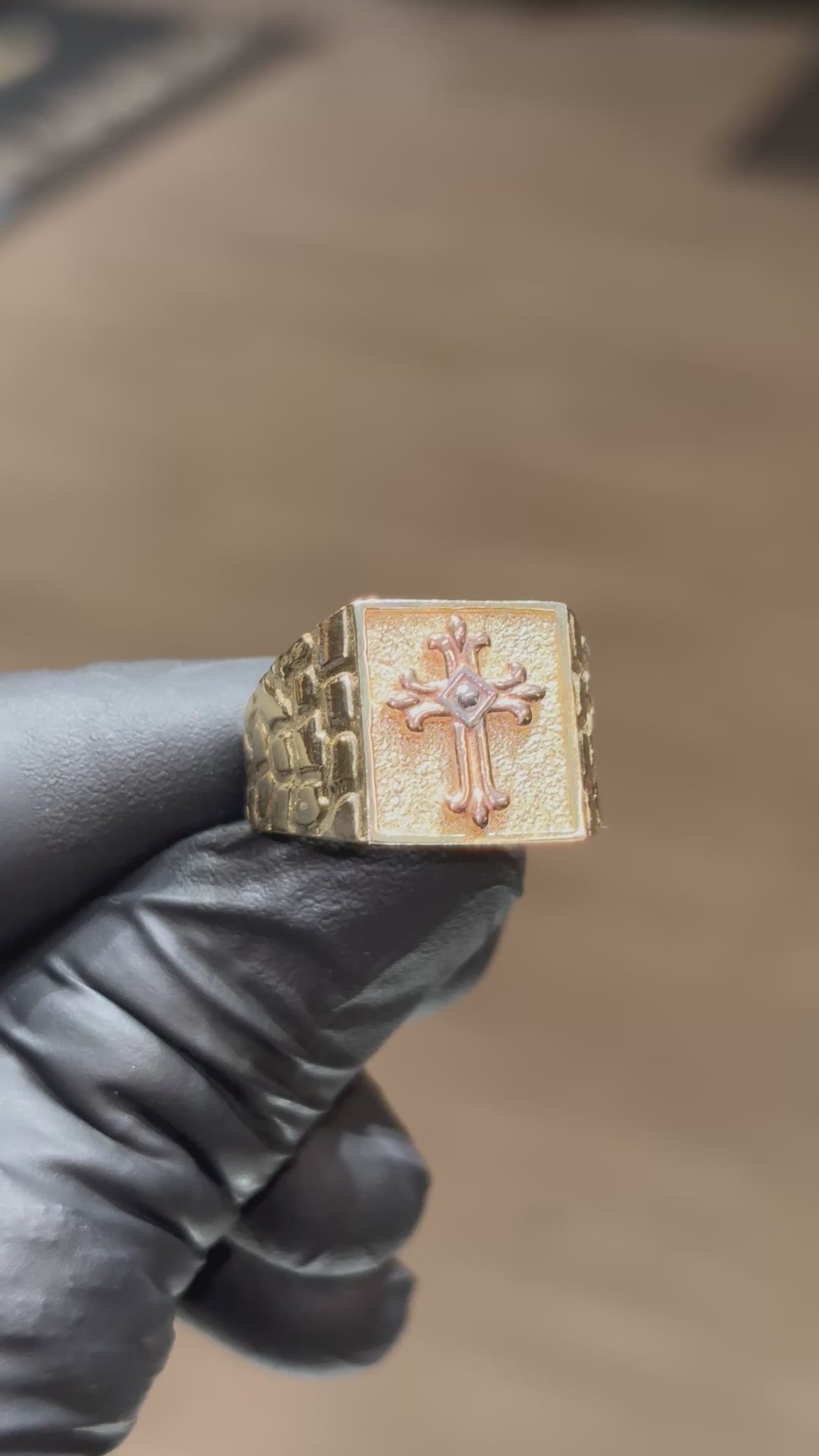 Load video: 10k Tri-Color French Cross Ring
