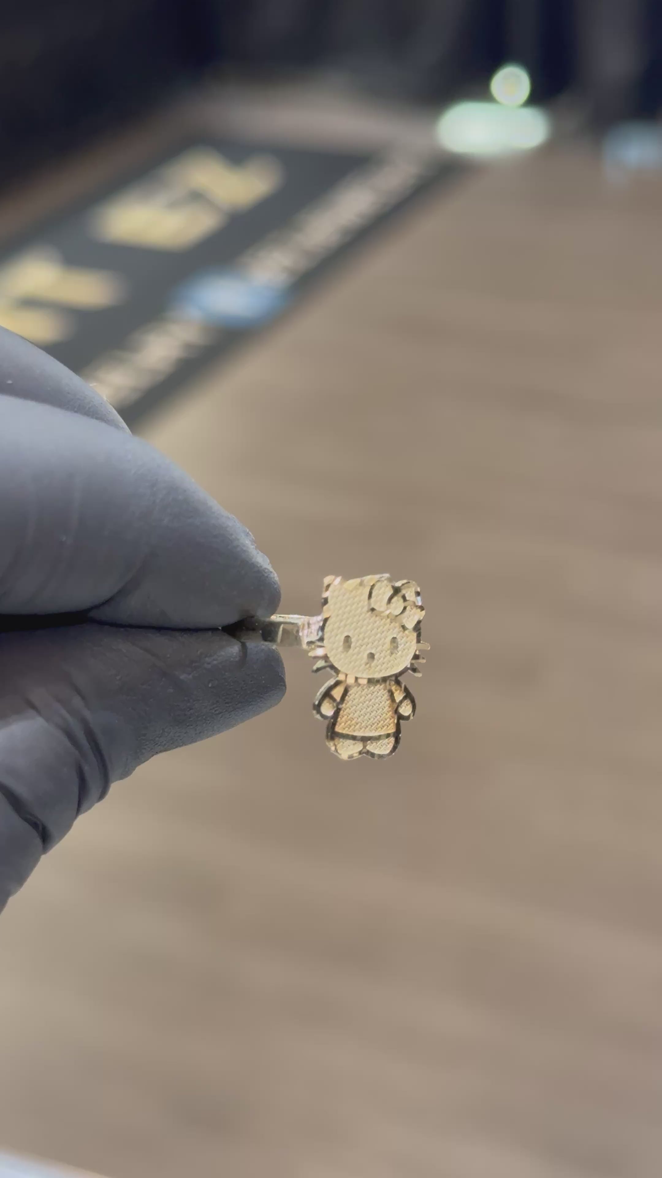 Load video: 10k Medium Full Body Hello Kitty Ring
