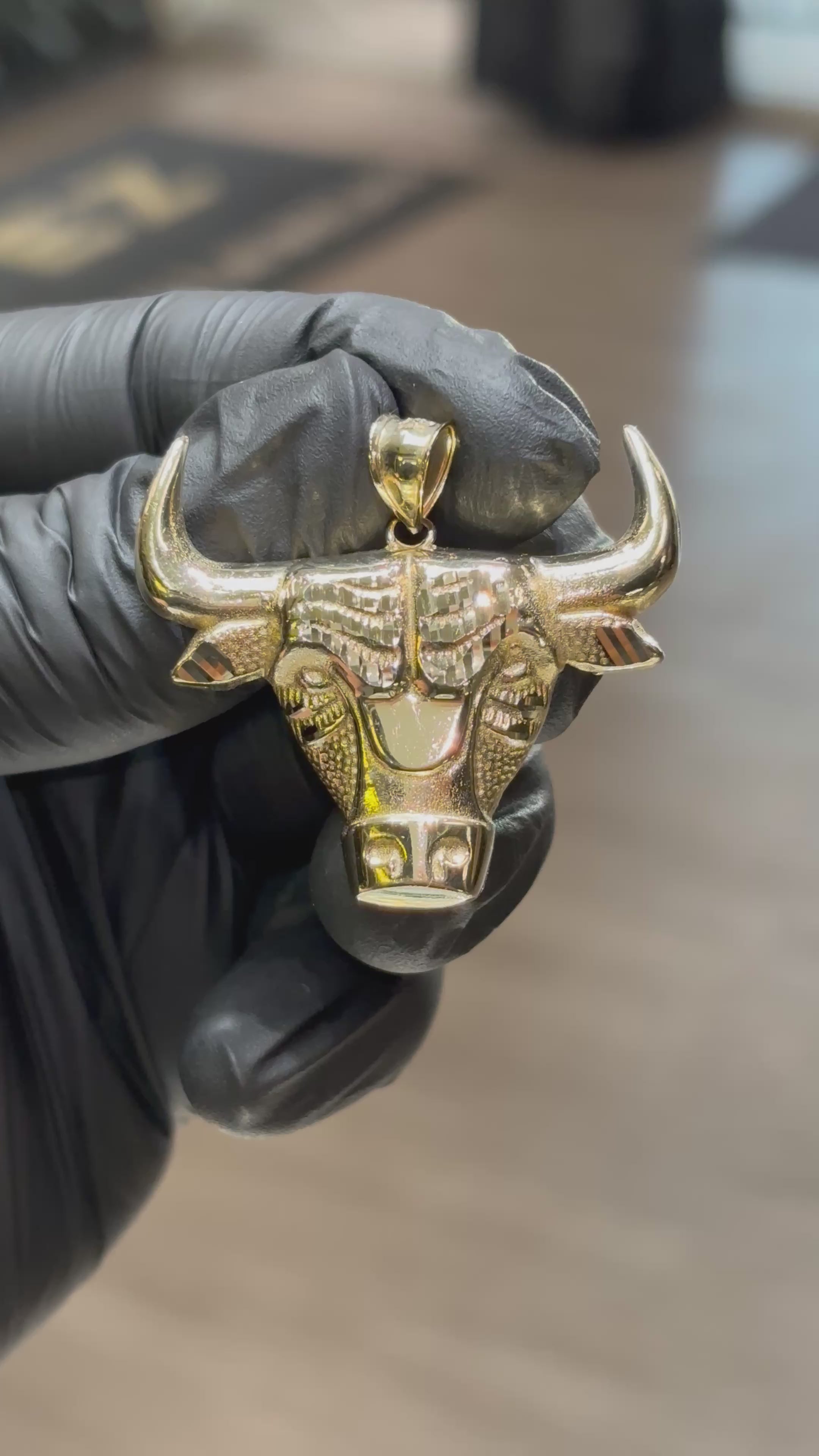 Load video: 10k Bull Head Pendant